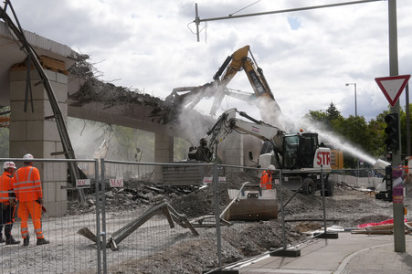 Abriss der kaputten Wuhlheide-Brücke in Berlin