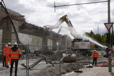 Abriss der kaputten Wuhlheide-Brücke in Berlin