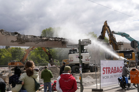 Abriss der kaputten Wuhlheide-Brücke in Berlin