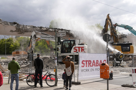Abriss der kaputten Wuhlheide-Brücke in Berlin