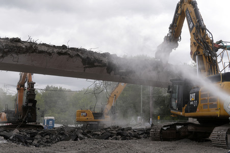 Abriss der kaputten Wuhlheide-Brücke in Berlin