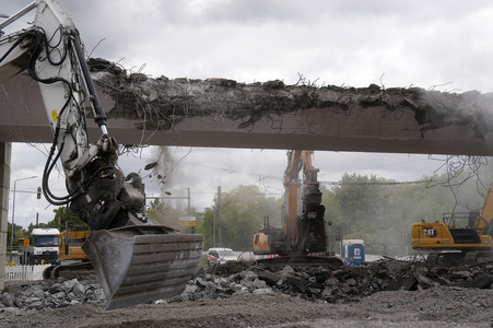 Abriss der kaputten Wuhlheide-Brücke in Berlin