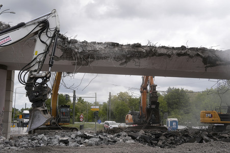 Abriss der kaputten Wuhlheide-Brücke in Berlin