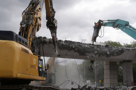 Abriss der kaputten Wuhlheide-Brücke in Berlin