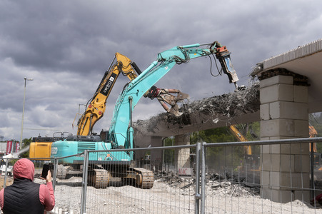 Abriss der kaputten Wuhlheide-Brücke in Berlin