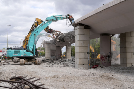 Abriss der kaputten Wuhlheide-Brücke in Berlin