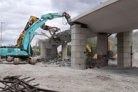 Abriss der kaputten Wuhlheide-Brücke in Berlin