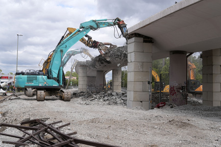 Abriss der kaputten Wuhlheide-Brücke in Berlin