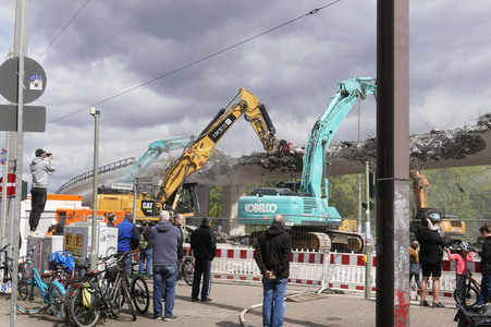 Abriss der kaputten Wuhlheide-Brücke in Berlin