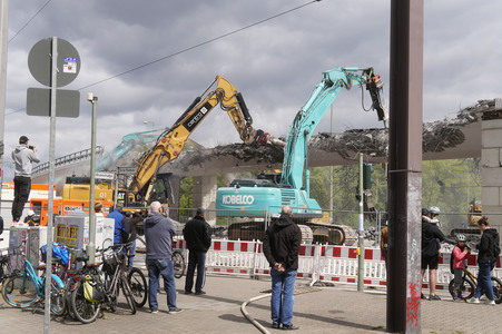Abriss der kaputten Wuhlheide-Brücke in Berlin