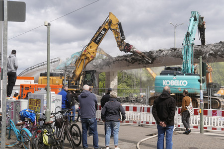 Abriss der kaputten Wuhlheide-Brücke in Berlin