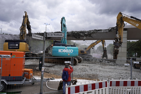 Abriss der kaputten Wuhlheide-Brücke in Berlin