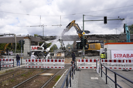 Abriss der kaputten Wuhlheide-Brücke in Berlin