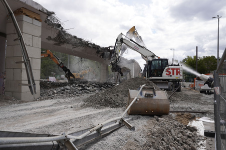 Abriss der kaputten Wuhlheide-Brücke in Berlin