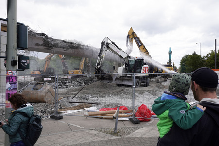 Abriss der kaputten Wuhlheide-Brücke in Berlin
