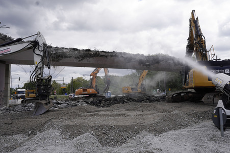 Abriss der kaputten Wuhlheide-Brücke in Berlin