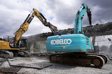 Abriss der kaputten Wuhlheide-Brücke in Berlin
