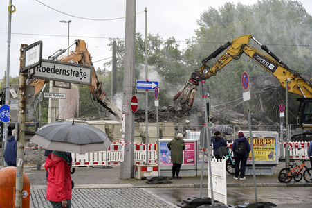 Abriss der kaputten Wuhlheide-Brücke in Berlin