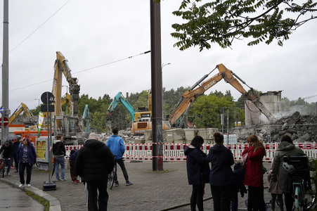 Abriss der kaputten Wuhlheide-Brücke in Berlin