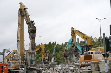 Abriss der kaputten Wuhlheide-Brücke in Berlin