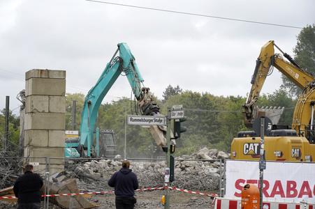 Abriss der kaputten Wuhlheide-Brücke in Berlin