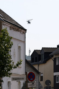 Helikopter fliegt Signalmaste in Bonn
