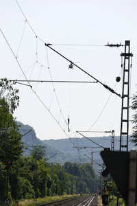 Helikopter fliegt Signalmaste in Bonn