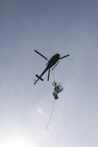 Helikopter fliegt Signalmaste in Bonn