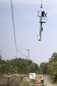 Helikopter fliegt Signalmaste in Bonn