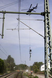 Helikopter fliegt Signalmaste in Bonn