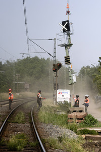 Helikopter fliegt Signalmaste in Bonn