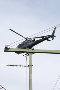Helikopter fliegt Signalmaste in Bonn