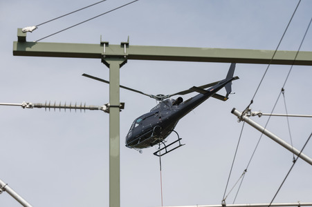 Helikopter fliegt Signalmaste in Bonn