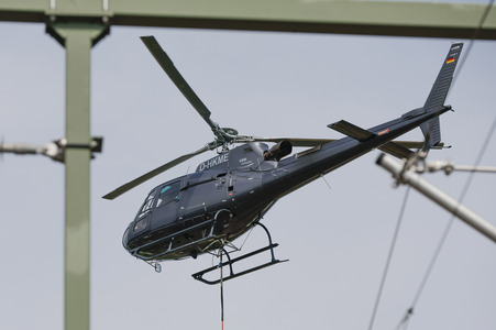 Helikopter fliegt Signalmaste in Bonn