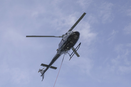 Helikopter fliegt Signalmaste in Bonn