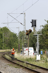 Helikopter fliegt Signalmaste in Bonn