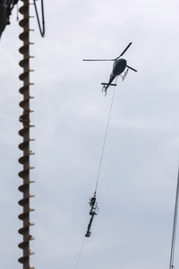 Helikopter fliegt Signalmaste in Bonn