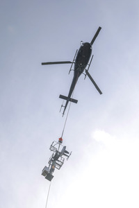 Helikopter fliegt Signalmaste in Bonn
