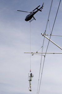 Helikopter fliegt Signalmaste in Bonn