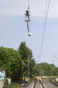 Helikopter fliegt Signalmaste in Bonn