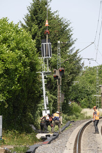 Helikopter fliegt Signalmaste in Bonn