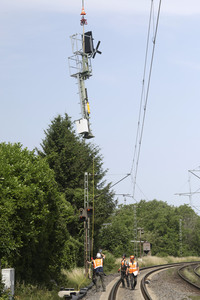 Helikopter fliegt Signalmaste in Bonn