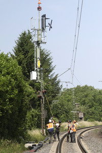 Helikopter fliegt Signalmaste in Bonn