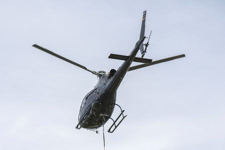 Helikopter fliegt Signalmaste in Bonn