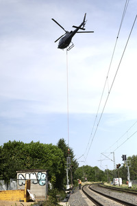 Helikopter fliegt Signalmaste in Bonn
