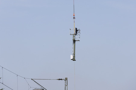 Helikopter fliegt Signalmaste in Bonn
