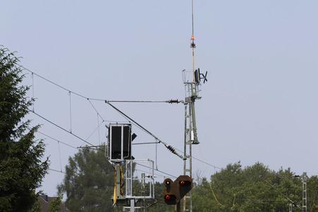 Helikopter fliegt Signalmaste in Bonn