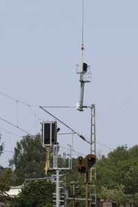 Helikopter fliegt Signalmaste in Bonn