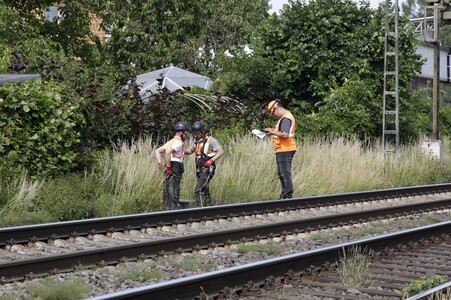 Helikopter fliegt Signalmaste in Bonn