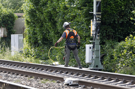 Helikopter fliegt Signalmaste in Bonn